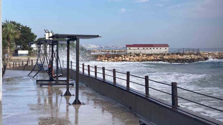 Doğu Akdeniz’de Dev Dalgalar Kıyıları Dövdü