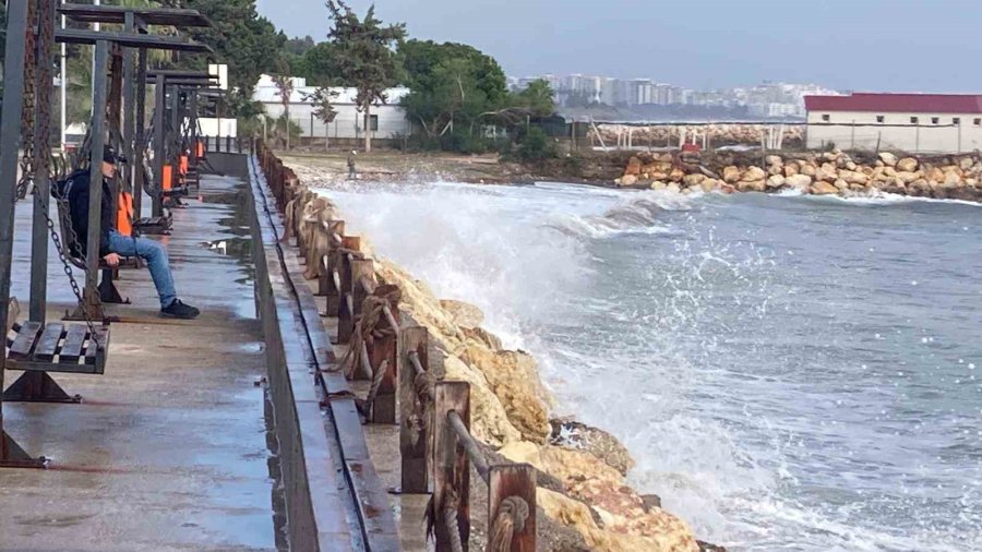 Doğu Akdeniz’de Dev Dalgalar Kıyıları Dövdü