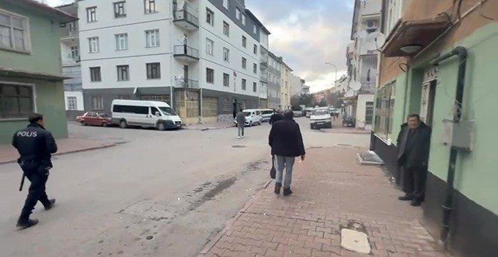 Aranan Şahıs Yakalanacağını Anlayınca Arkadaşlarıyla Polise Direndi