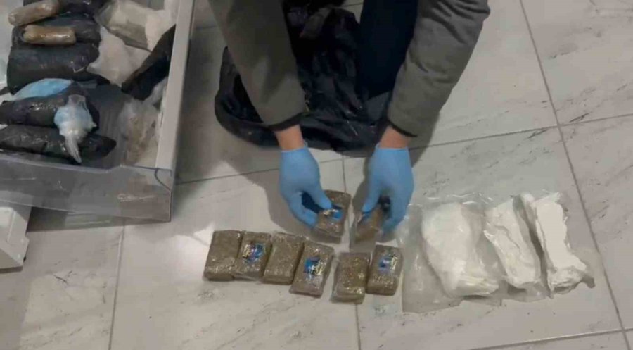 Buzdolabından Esrar Ve Kokain Gardıroptan Tabanca Ve Para Çıktı