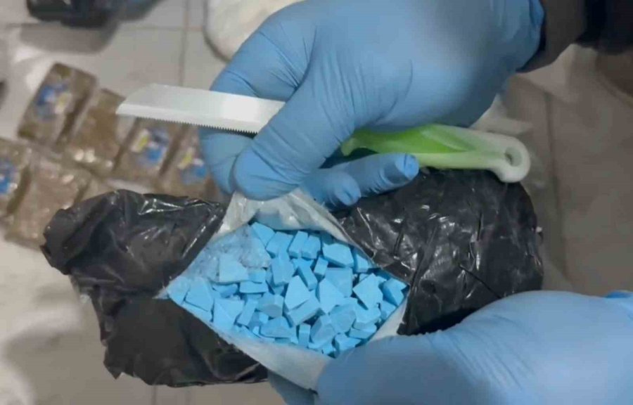 Buzdolabından Esrar Ve Kokain Gardıroptan Tabanca Ve Para Çıktı