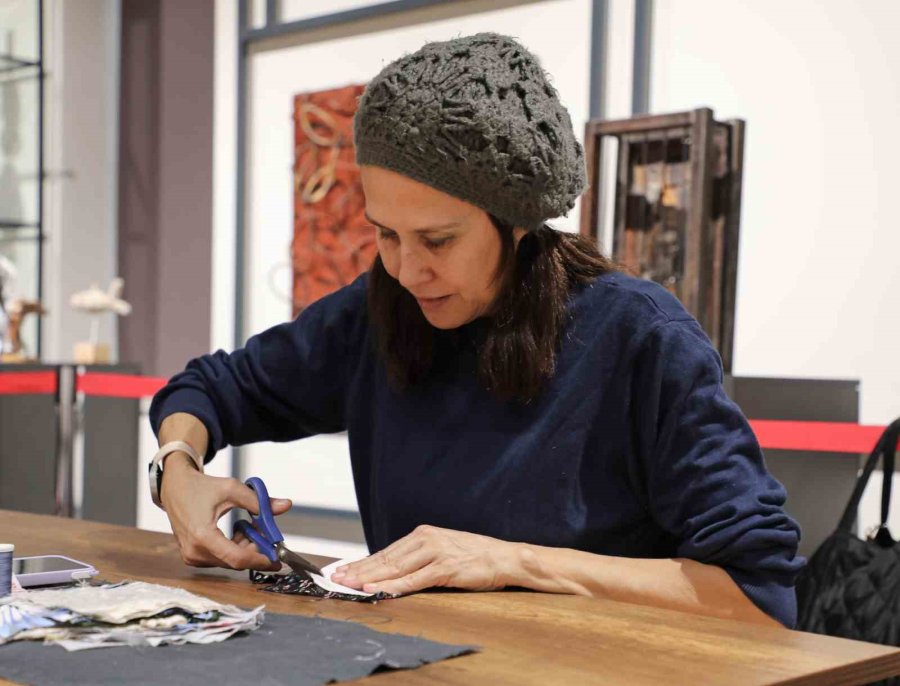 Atık Kumaşlar Kadınların Emeğiyle Yılbaşı Maskotlarına Dönüştü