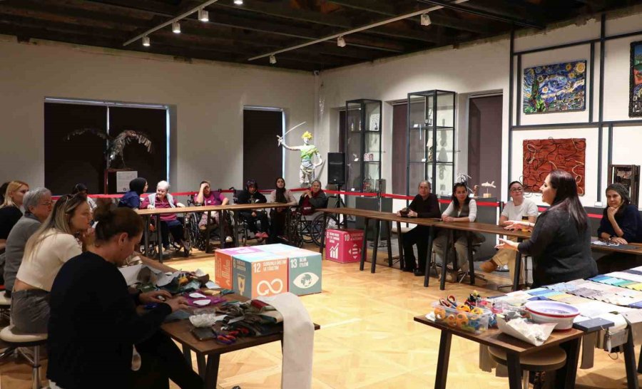 Atık Kumaşlar Kadınların Emeğiyle Yılbaşı Maskotlarına Dönüştü