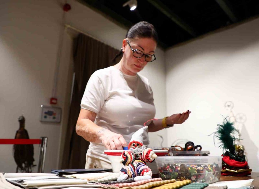 Atık Kumaşlar Kadınların Emeğiyle Yılbaşı Maskotlarına Dönüştü