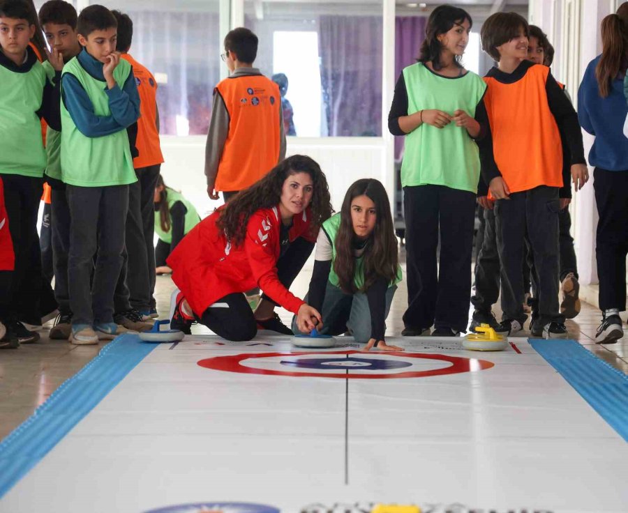Antalya’da Kız Çocukları Floor Curling İle Tanıştı