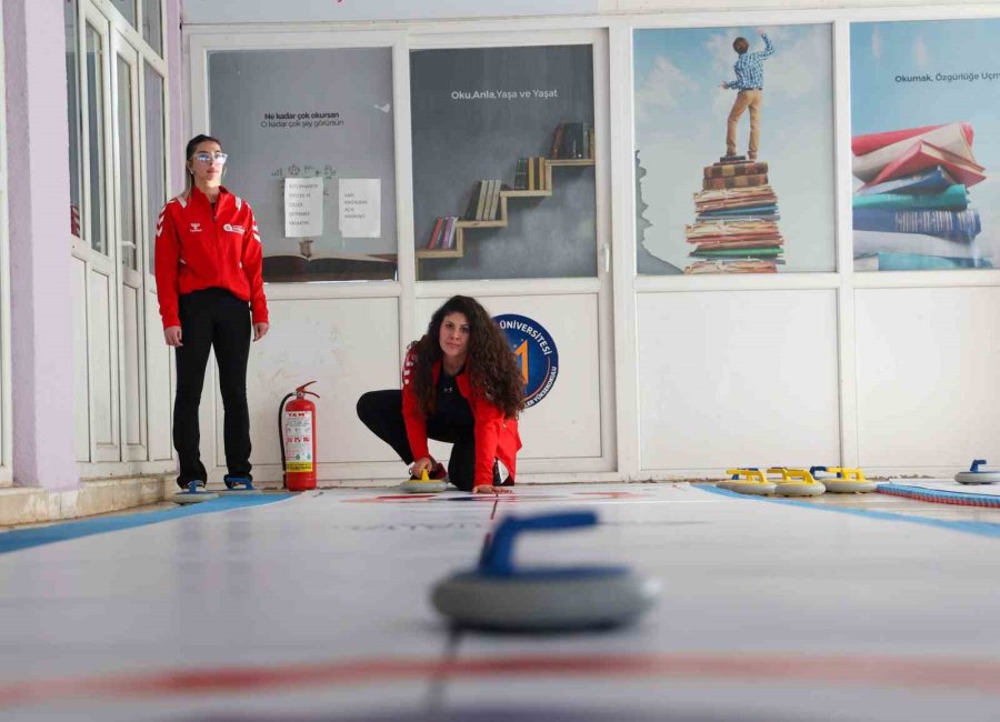 Antalya’da Kız Çocukları Floor Curling İle Tanıştı