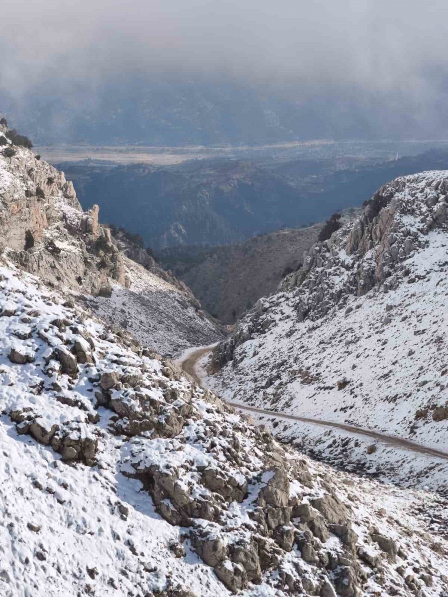 Kaş’ın Yüksek Kesimleri Beyaza Büründü
