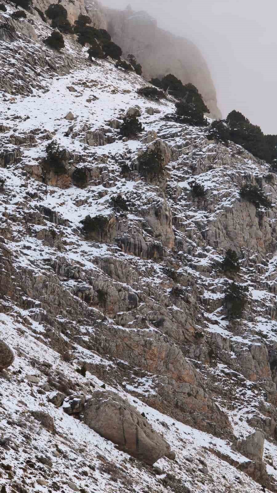 Kaş’ın Yüksek Kesimleri Beyaza Büründü