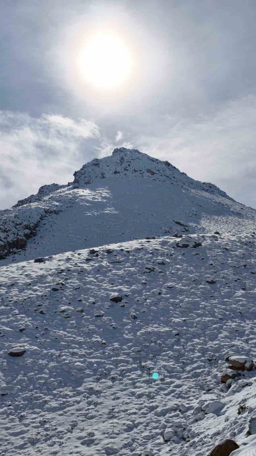 Kaş’ın Yüksek Kesimleri Beyaza Büründü