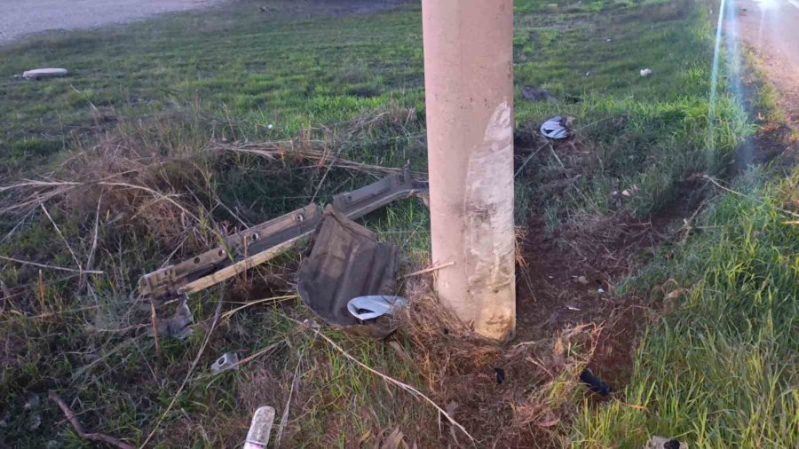 Otomobil Aydınlatma Direğine Çarptı: 1 Yaralı
