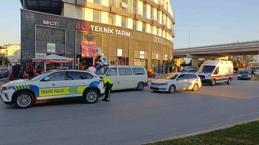 Otomobille Çarpışan Motosikletli Yola Savruldu: 1 Yaralı