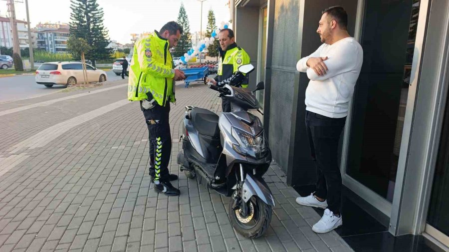 Otomobille Çarpışan Motosikletli Yola Savruldu: 1 Yaralı