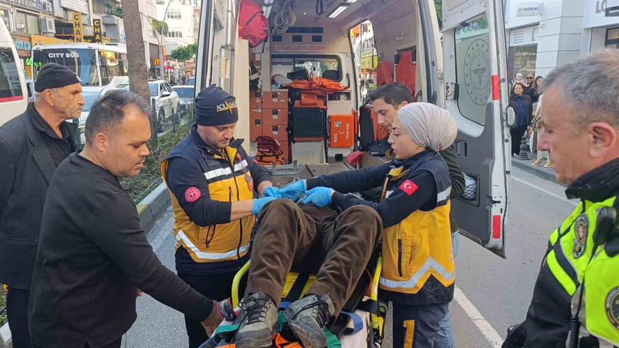 Otomobilin Çarptığı Yaşlı Adam İçin Seferber Oldular