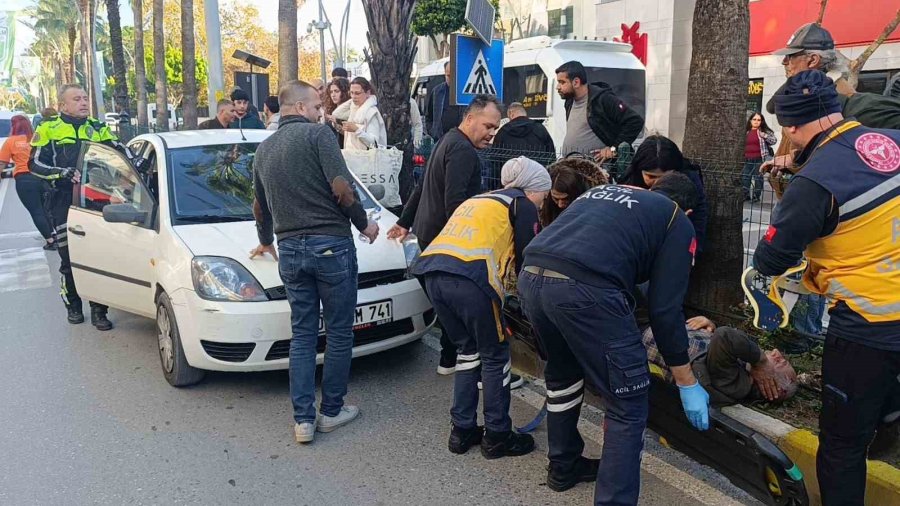 Otomobilin Çarptığı Yaşlı Adam İçin Seferber Oldular