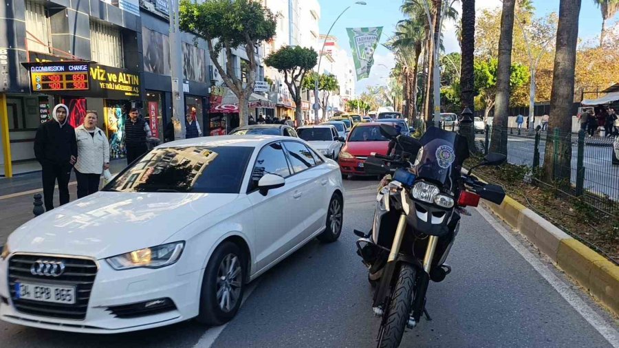 Otomobilin Çarptığı Yaşlı Adam İçin Seferber Oldular