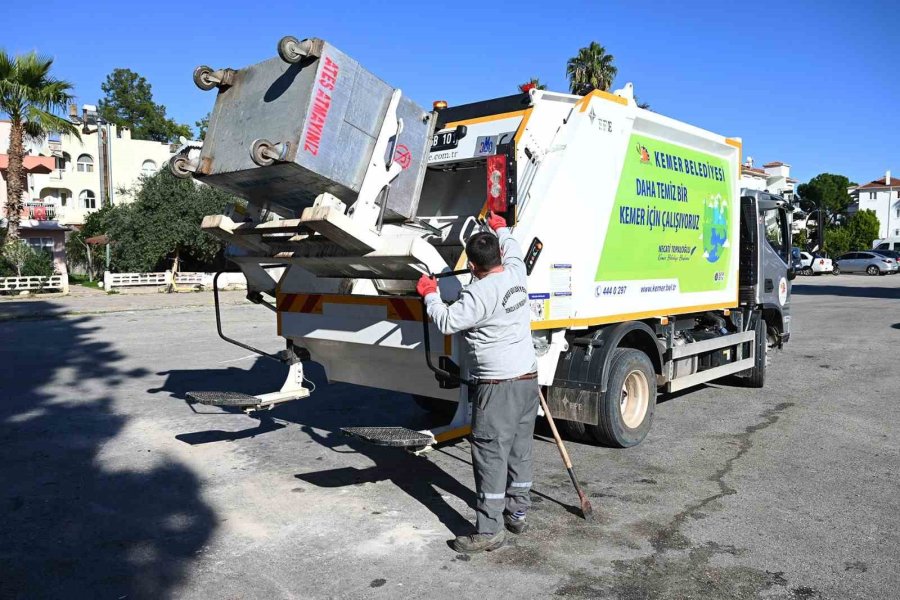 Kemer’de Çöp Konteynerleri Dezenfekte Ediliyor