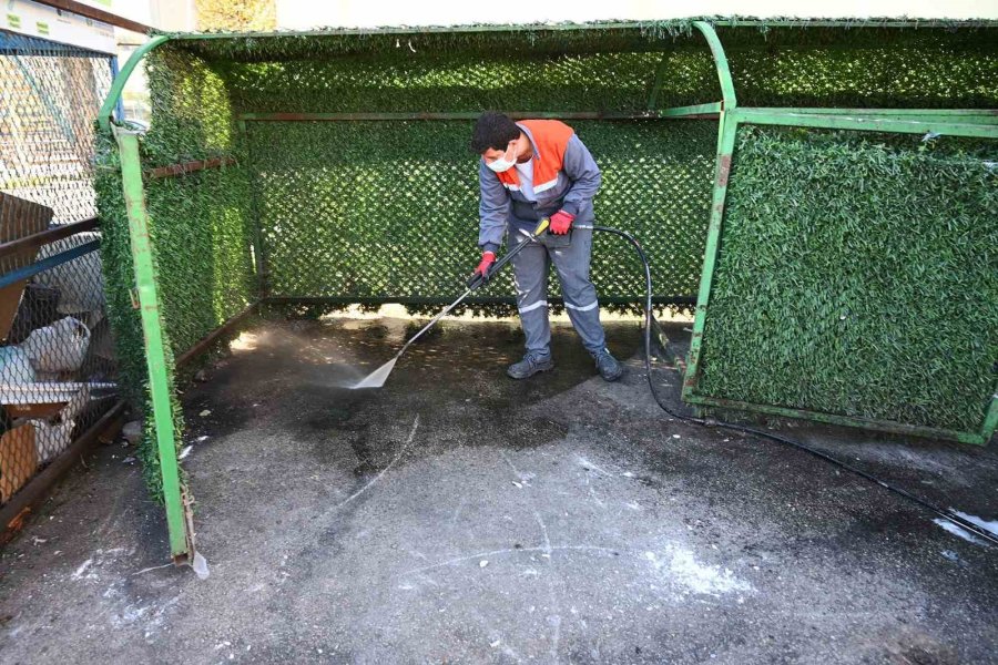 Kemer’de Çöp Konteynerleri Dezenfekte Ediliyor