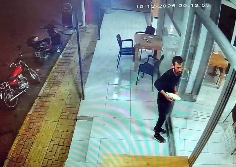 Kendi Sildiği Camı Fark Etmeyip Yüzünü Çarpan Garson Neye Uğradığını Şaşırdı