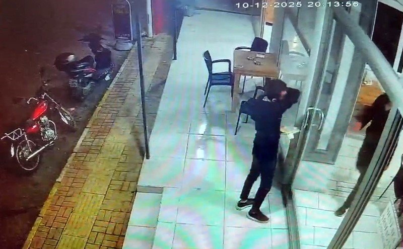 Kendi Sildiği Camı Fark Etmeyip Yüzünü Çarpan Garson Neye Uğradığını Şaşırdı