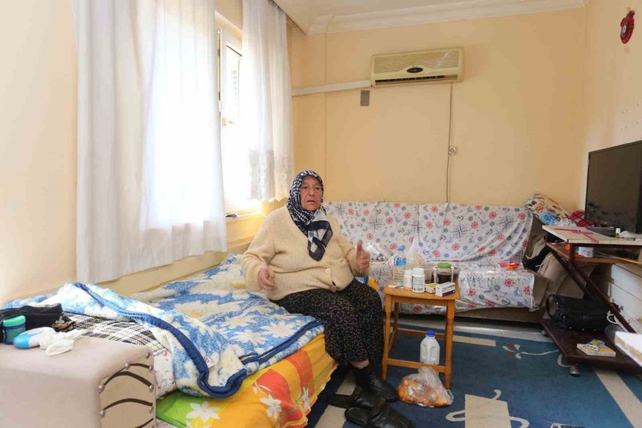 Yalnız Yaşayan Yaşlı Kadına Şefkat Eli