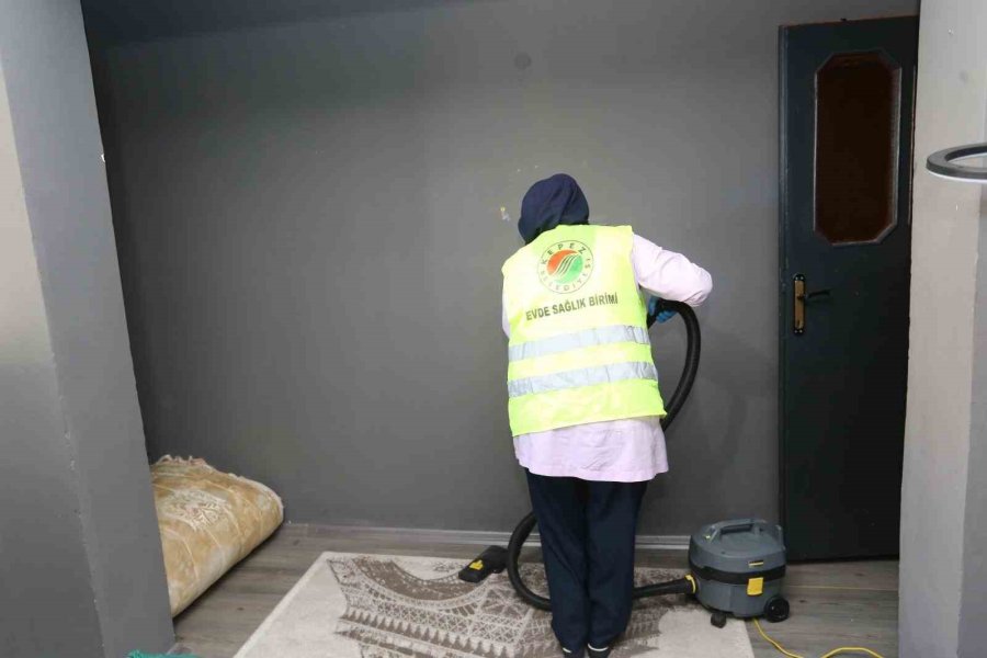 Yalnız Yaşayan Yaşlı Kadına Şefkat Eli