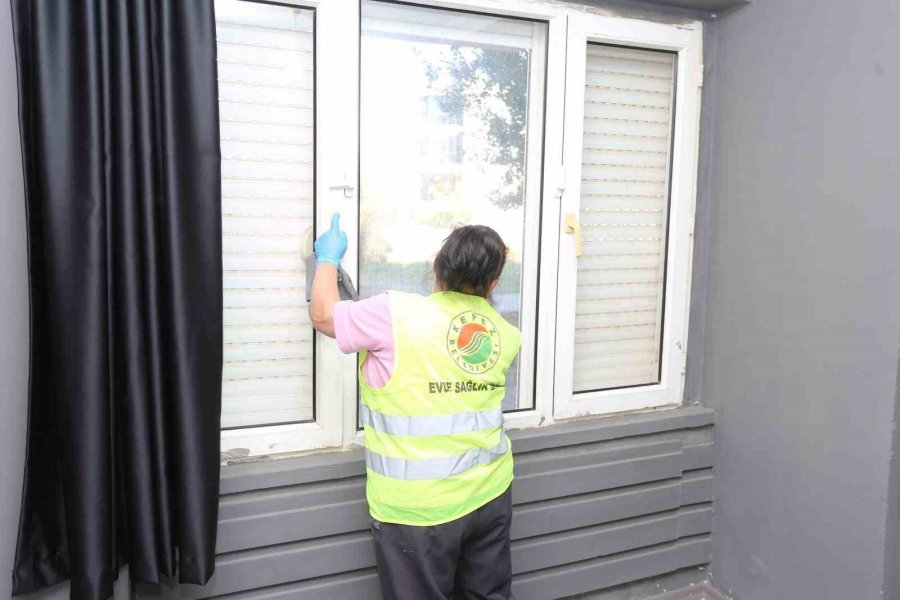 Yalnız Yaşayan Yaşlı Kadına Şefkat Eli