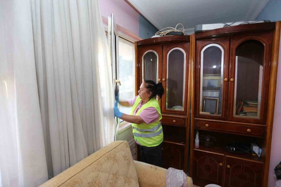 Yalnız Yaşayan Yaşlı Kadına Şefkat Eli