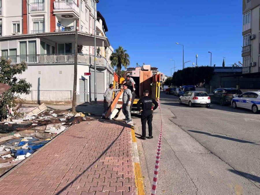 Kepezde Müstakil Ev Çevresindeki 2 Kamyon Çöp Atık Malzeme Toplandı