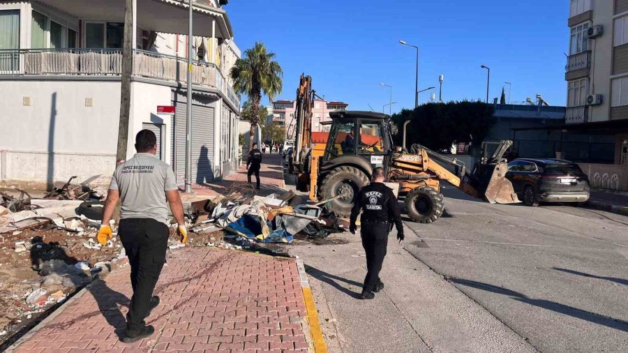 Kepezde Müstakil Ev Çevresindeki 2 Kamyon Çöp Atık Malzeme Toplandı
