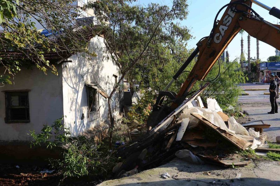 Kepezde Müstakil Ev Çevresindeki 2 Kamyon Çöp Atık Malzeme Toplandı