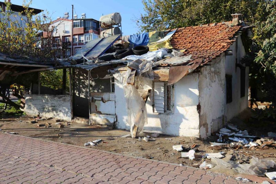 Kepezde Müstakil Ev Çevresindeki 2 Kamyon Çöp Atık Malzeme Toplandı