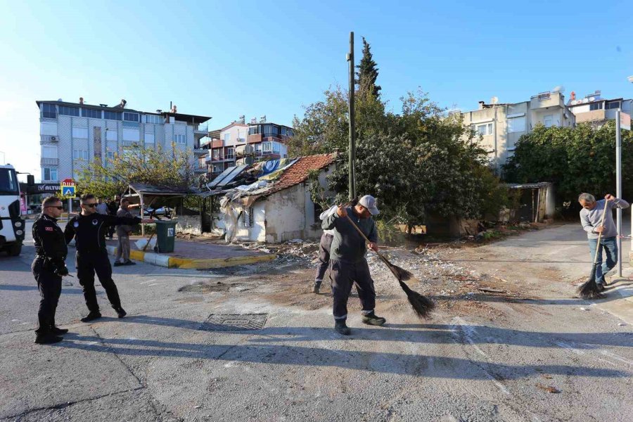 Kepezde Müstakil Ev Çevresindeki 2 Kamyon Çöp Atık Malzeme Toplandı