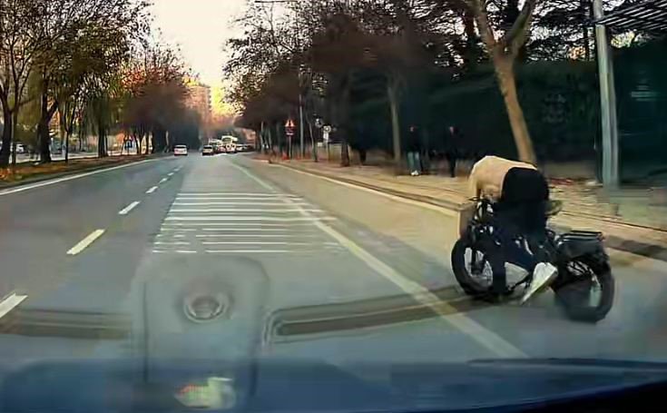 Eli Cebinde Bisikletle Giderken Araba Altında Kalmaktan Son Anda Kurtuldu