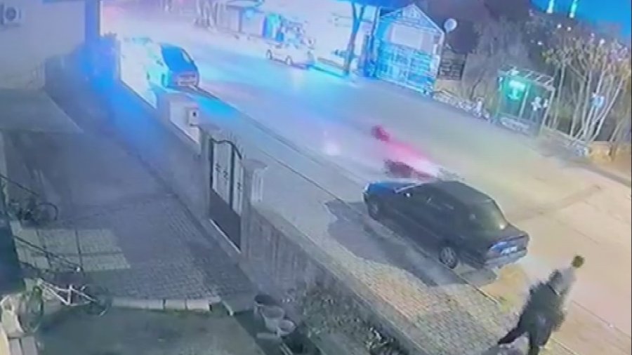Yolun Karşısına Geçmek İsteyen Çocuğa Motosiklet Çarptı... O Anlar Kamerada