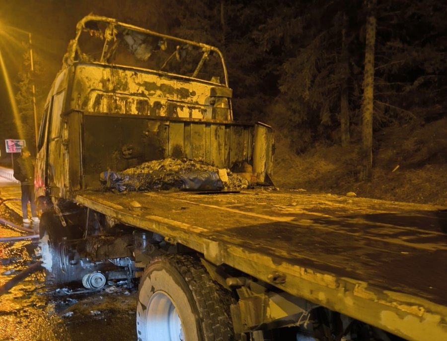 Mersin’de Tır Yanarak Kullanılamaz Hale Geldi