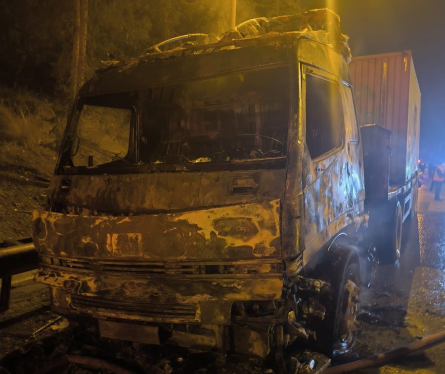 Mersin’de Tır Yanarak Kullanılamaz Hale Geldi