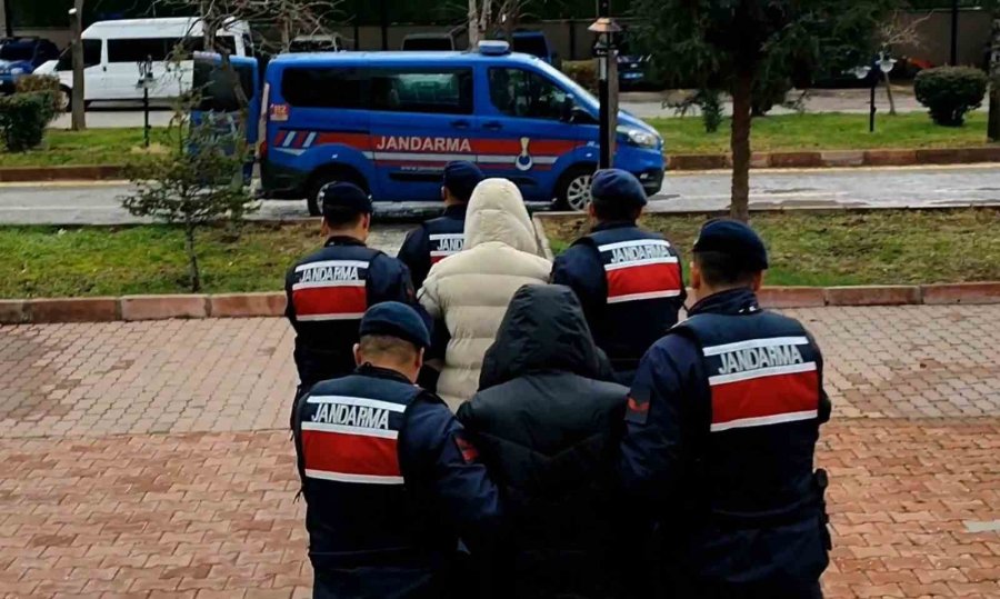 Buzdolabından Esrar Ve Kokain Gardıroptan Tabanca Ve Para Çıktı