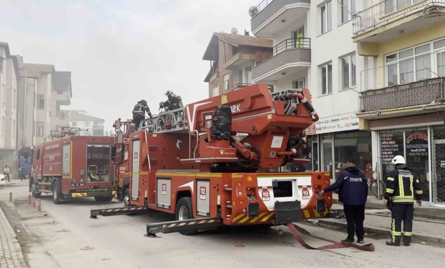 Çatı Katındaki Kömürlükte Yangın Paniği
