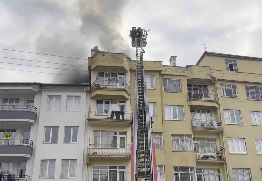 Çatı Katındaki Kömürlükte Yangın Paniği