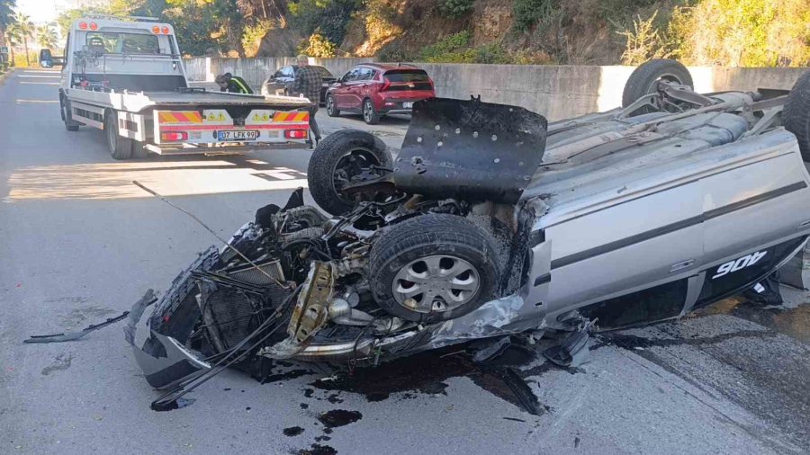 Virajı Alamayan Otomobil Refüjdeki Aydınlatma Direğine Çarpıp Takla Attı: 2 Yaralı