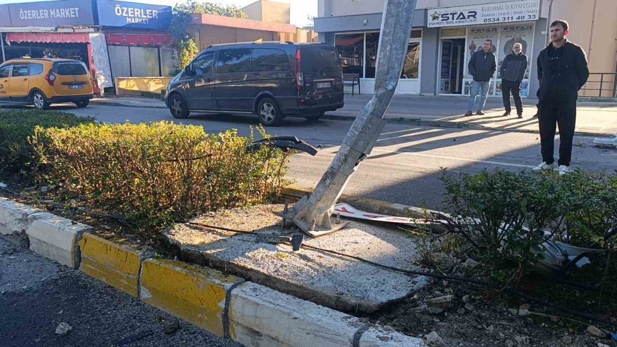 Virajı Alamayan Otomobil Refüjdeki Aydınlatma Direğine Çarpıp Takla Attı: 2 Yaralı