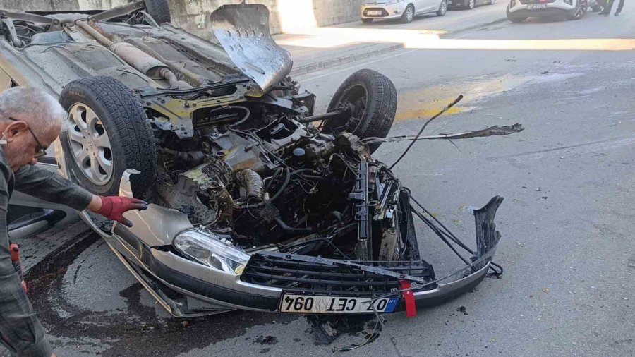 Virajı Alamayan Otomobil Refüjdeki Aydınlatma Direğine Çarpıp Takla Attı: 2 Yaralı