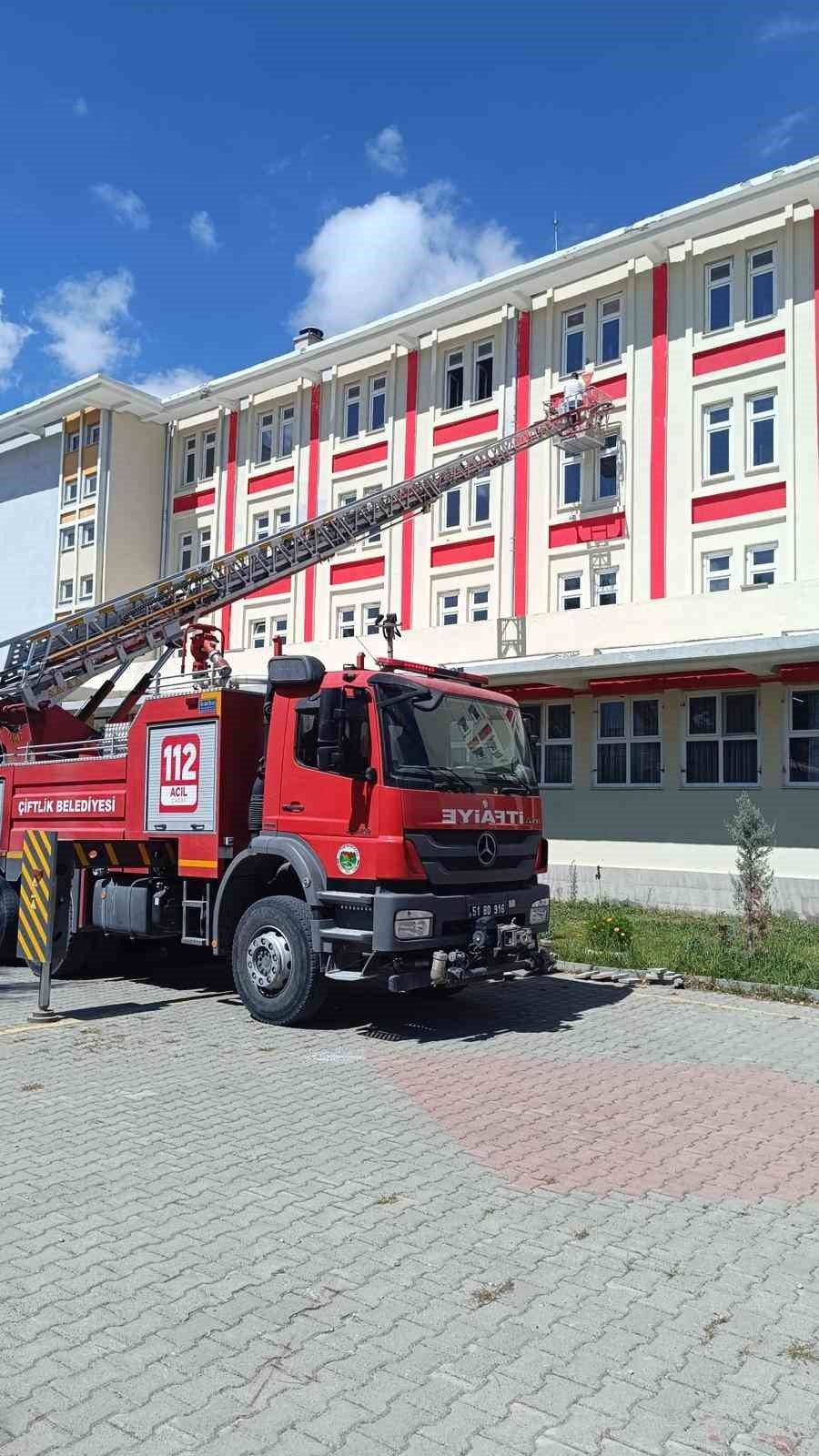 Çiftlik Anadolu İmam Hatip Lisesi’nde Örnek Davranış: Okul Müdür Yardımcısı Binayı Kendi Boyadı