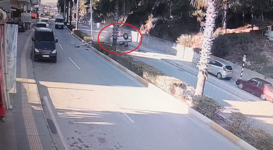 Virajı Alamayan Otomobil Refüjdeki Aydınlatma Direğine Çarpıp Takla Attı: 2 Yaralı