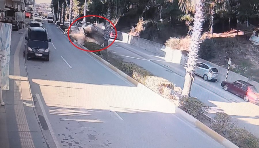 Virajı Alamayan Otomobil Refüjdeki Aydınlatma Direğine Çarpıp Takla Attı: 2 Yaralı