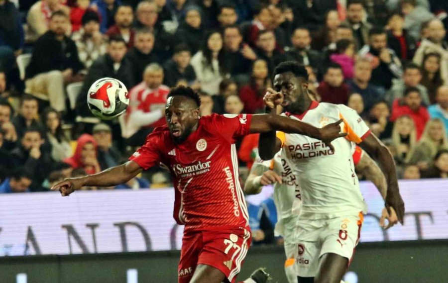 Trendyol Süper Lig: Antalyaspor: 0 - Galatasaray: 2 (ilk Yarı)