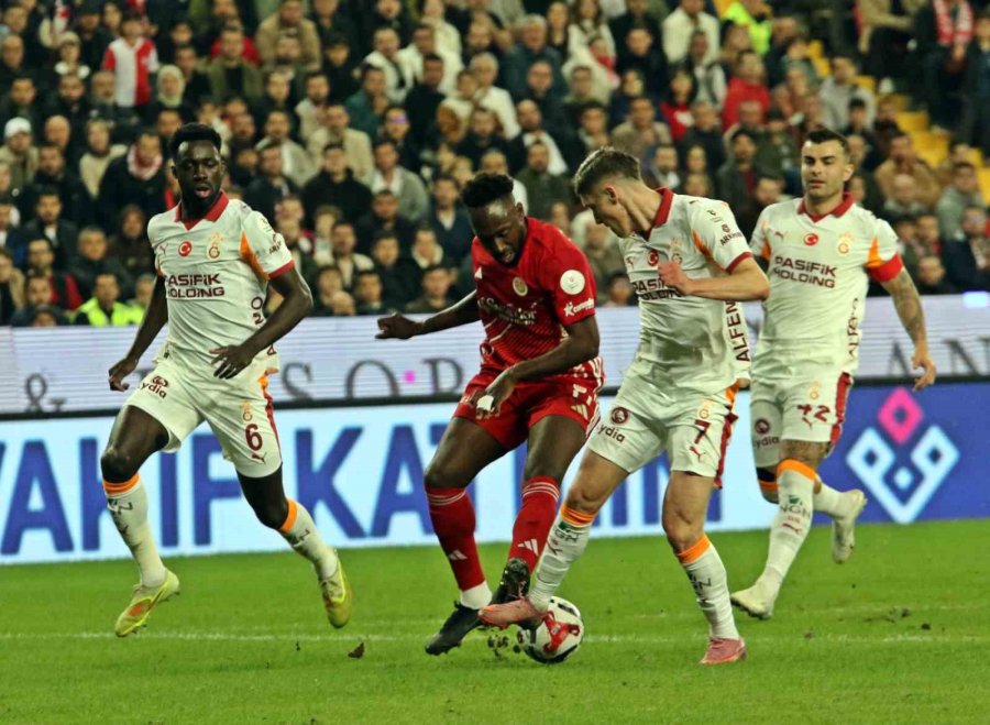 Trendyol Süper Lig: Antalyaspor: 0 - Galatasaray: 2 (ilk Yarı)