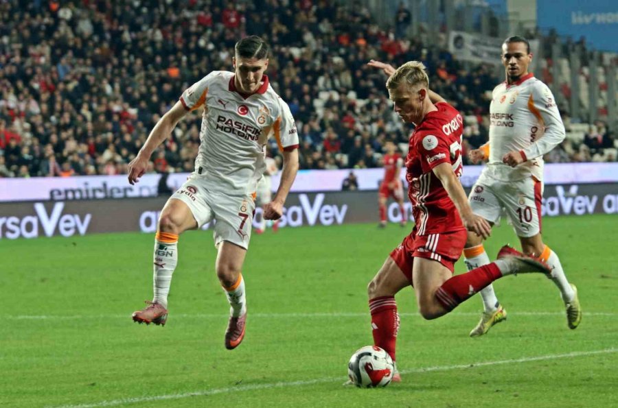 Trendyol Süper Lig: Antalyaspor: 0 - Galatasaray: 2 (ilk Yarı)
