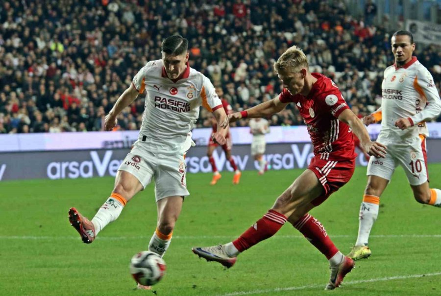 Trendyol Süper Lig: Antalyaspor: 0 - Galatasaray: 2 (ilk Yarı)