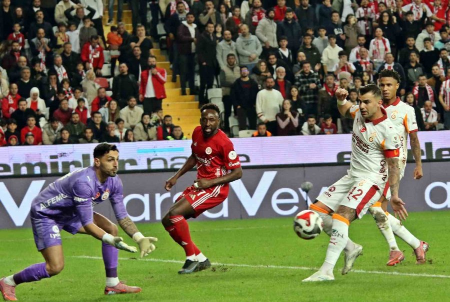 Trendyol Süper Lig: Antalyaspor: 0 - Galatasaray: 2 (ilk Yarı)